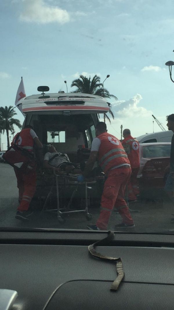 تعرض شخص للغرق اثناء ممارسته السباحة في زيرة صيدا يعمل الصليب الاحمر اللبناني على اسعافه
