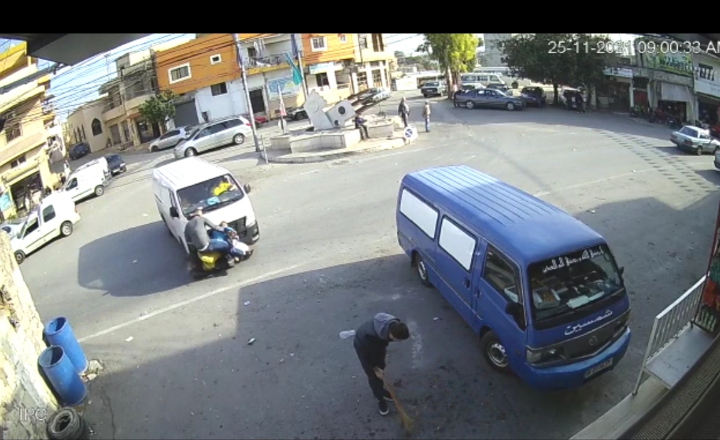 بالفيديو: حادث الصدم الذي تعرض له الشاب ابراهيم في ساحة بلدة معركة