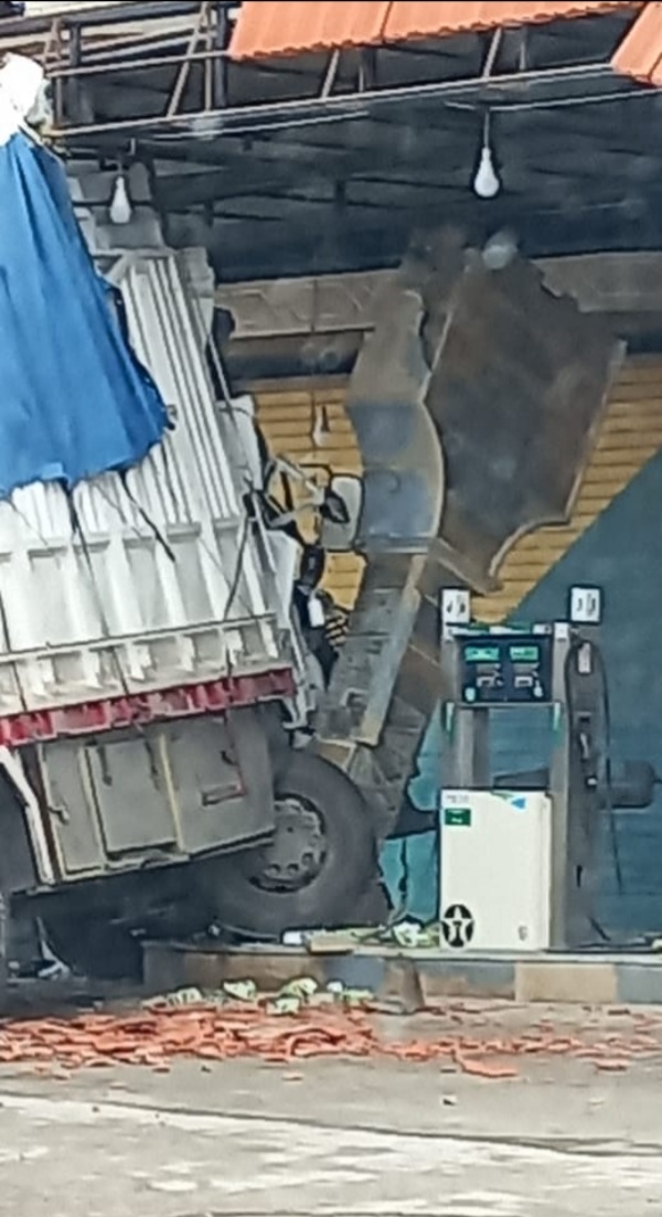 شاحنة تجتاح محطة للوقود على طريق عام بعلبك