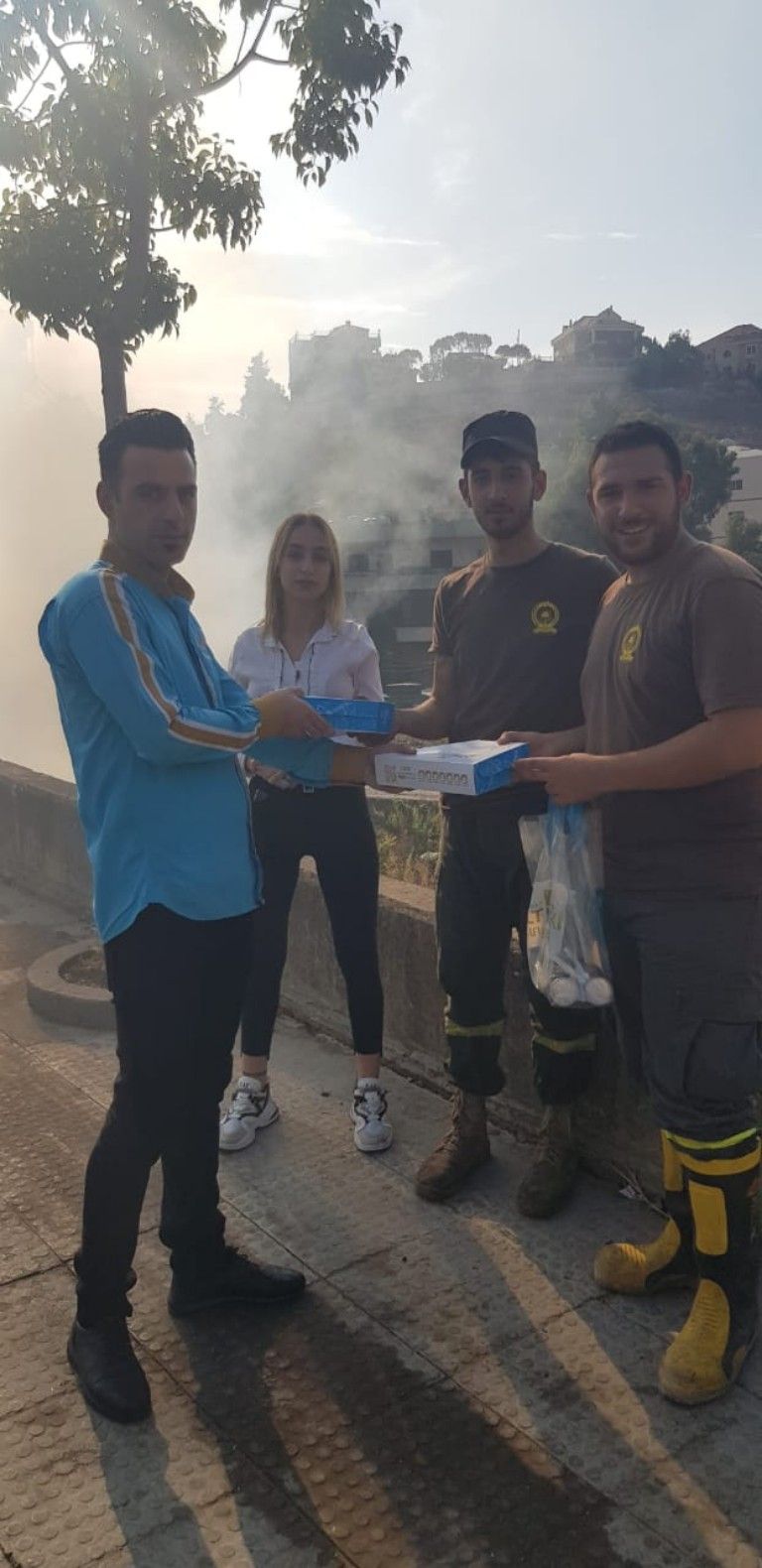 مطعم الحياة تركي دونر يقدم الوجبات طعام  للدفاع المدني أثناء أخمادهم للحريق في مختلف المناطق تقديرا لجهودهم وتضحياتهم  الجبارة