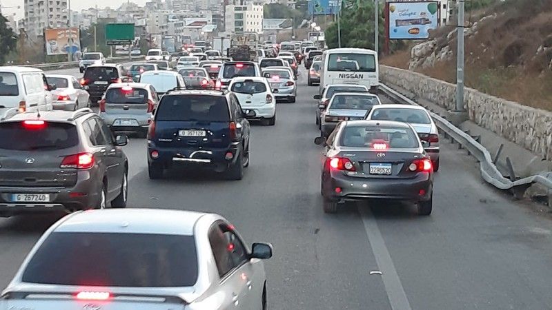 التحكم المروري: تجمع عدد من الفانات عند جسر خلدة باتجاه بيروت سبب بازدحام مروري في المحلة دون قطع للسير حالياً