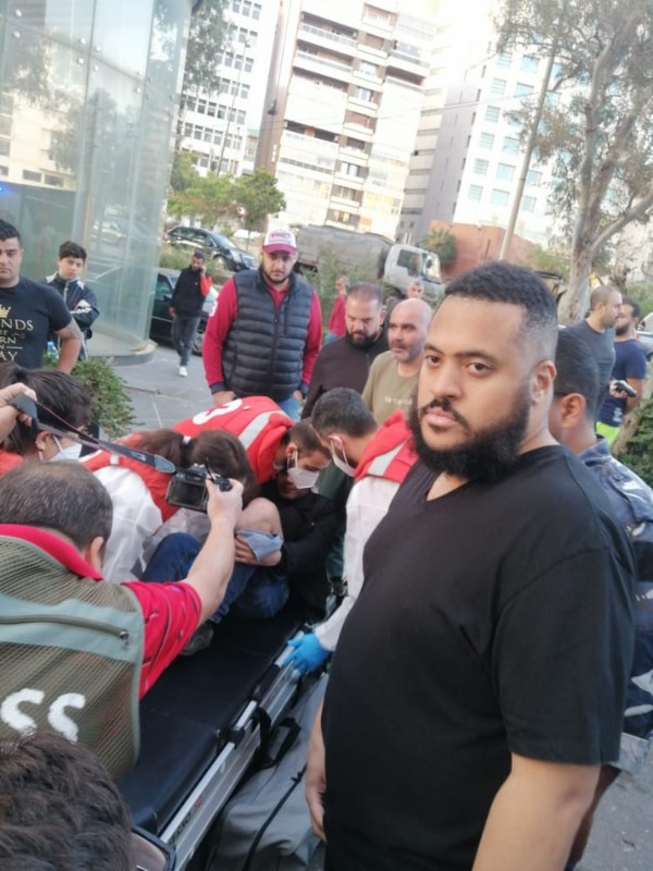 بالصور: إشكال مع المرشح في بيروت ياسين فواز ( كينغ رولودكس ) وإصابة مرافقيه الإثنين بإطلاق النار عليهم.