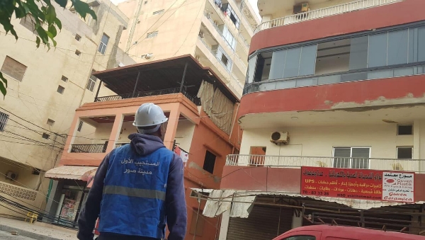 بالصور:سقوط أجزاء من  شرفة منزل في شارع ابو ديب والاضرار اتت مادية دون ...