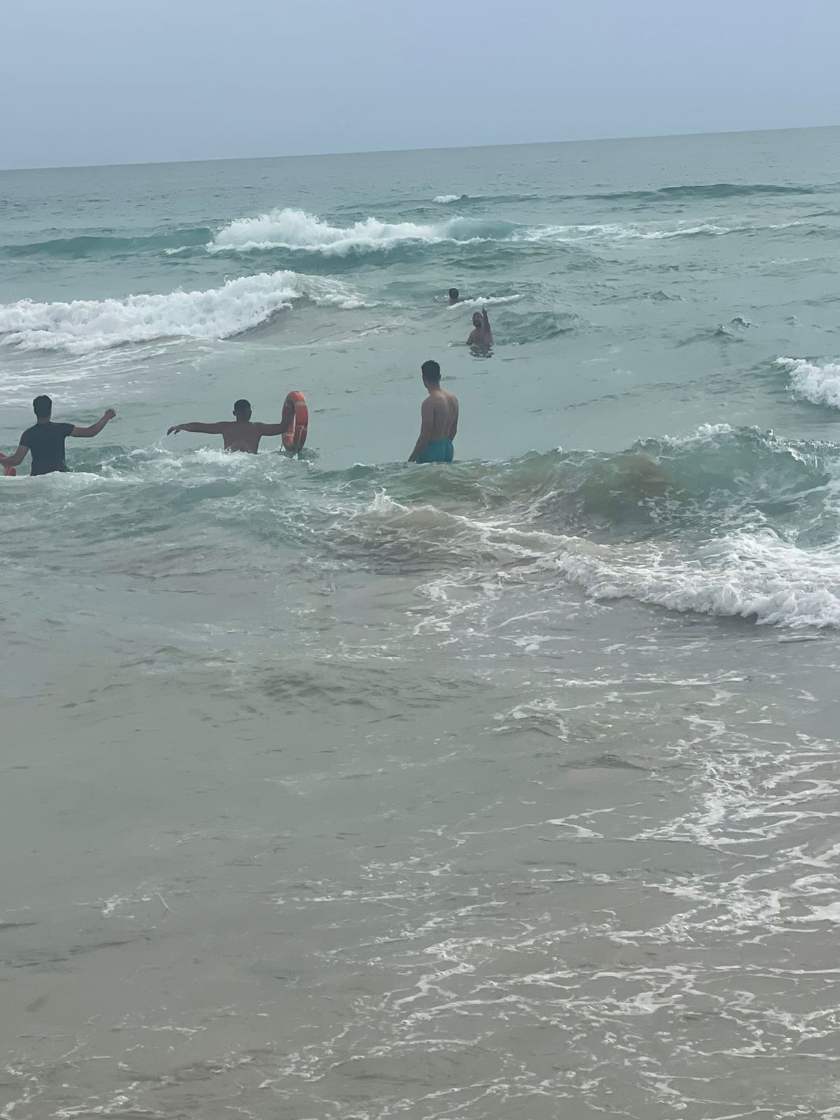 تزايد حالات الغرق على شواطئ بحر صور بسبب سرعة الرياح والأمواج يثير مخاوف المواطنين - ومطالبات بتكثيف