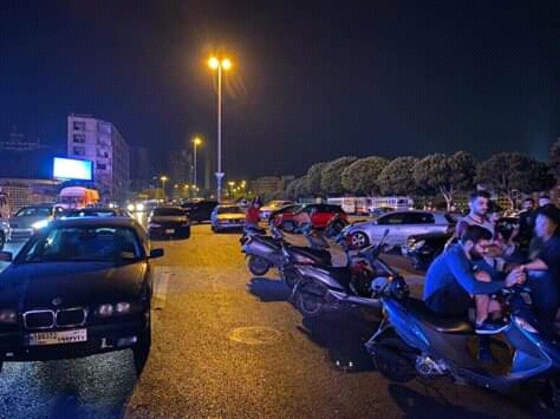 *الان بدء ركن السيارات واطفائها في وسط الطريق على جسر الرينغ في بيروت*
