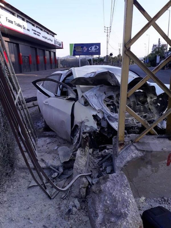 صور / حادث مأساوي فجرأً يودي بحياة شابين على طريق صور: السيارة طارت اصطدمت بعامود الكهرباء .