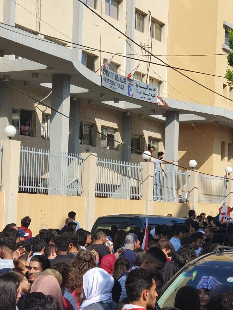طلاب لبنان ينتفضون: بدنا محاسبة في وطن!              الصور من امام كلية الصحة صيدا