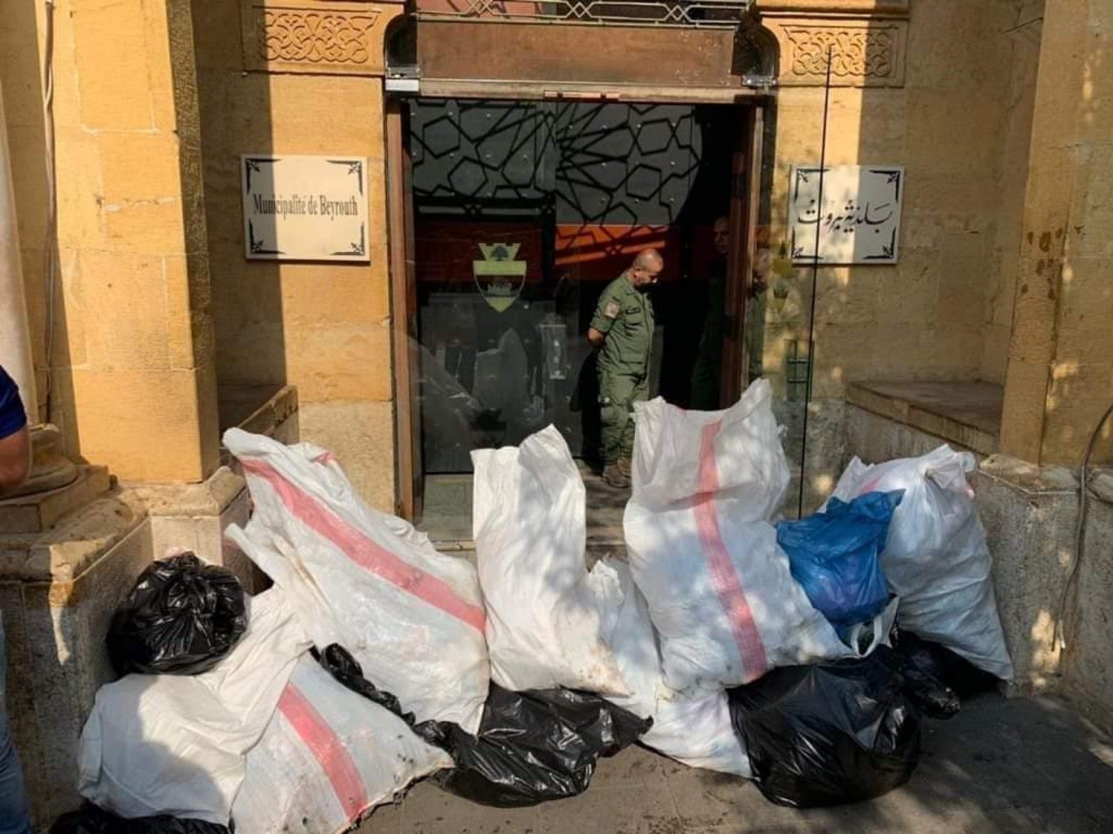 الصورة من امام مبنى محافظة بيروت قبل قليل حيث رمى المحتجون اكياس النفايات امامها