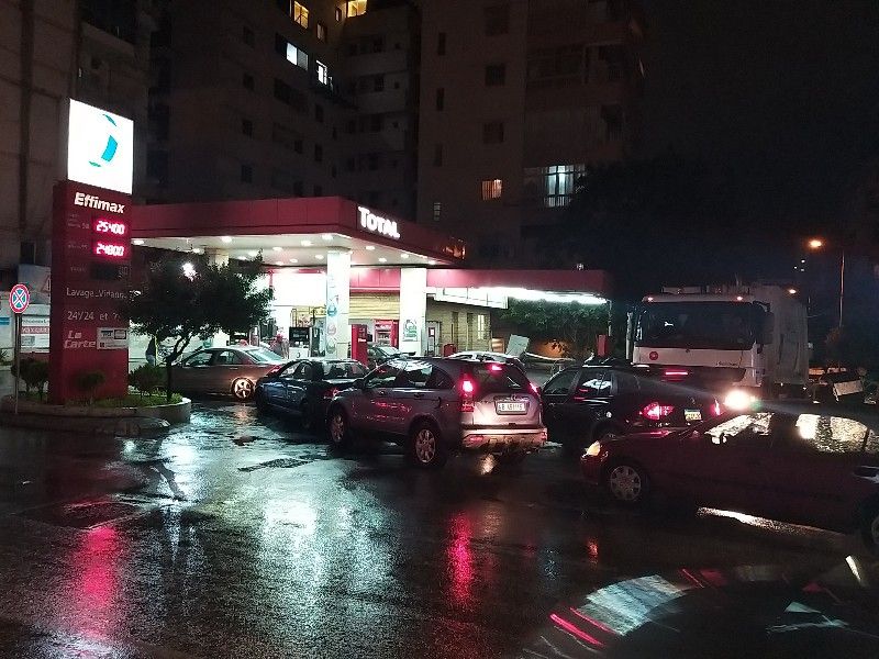 السيارات تجتاح محطات المحروقات في بيروت‬‎