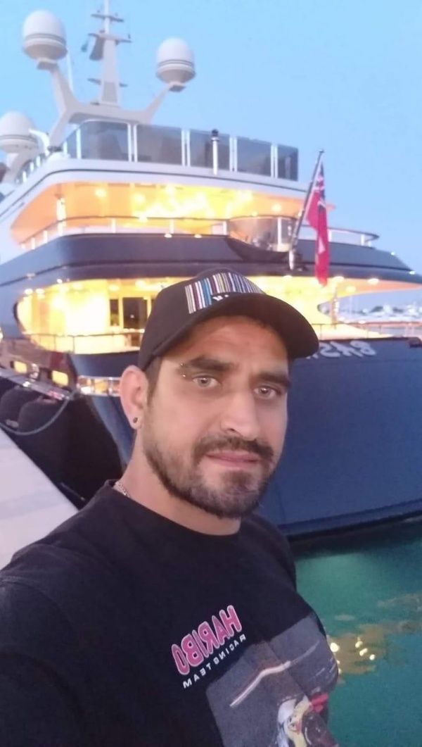 سامر سمير الصيداوي* من الميناء طرابلس  عايش باليونان حاليا بيشتغل بالبحر 