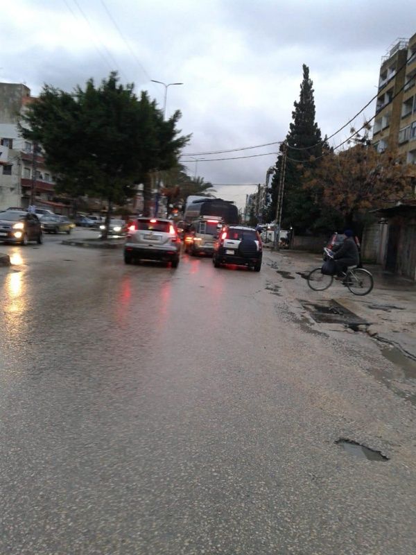 #بالصور: قطع طريق البداوي عند مفرق الحاج عامر قريش #طرابلس ، فيما تشهد الطريق زحمة سير خانقة.