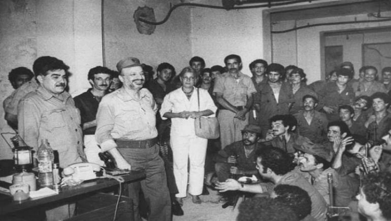 صورة نادرة-الراحلة نادية لطفي وسط أفراد المقاومة الفلسطينية و أبو عمار أثناء حصار بيروت 1982
