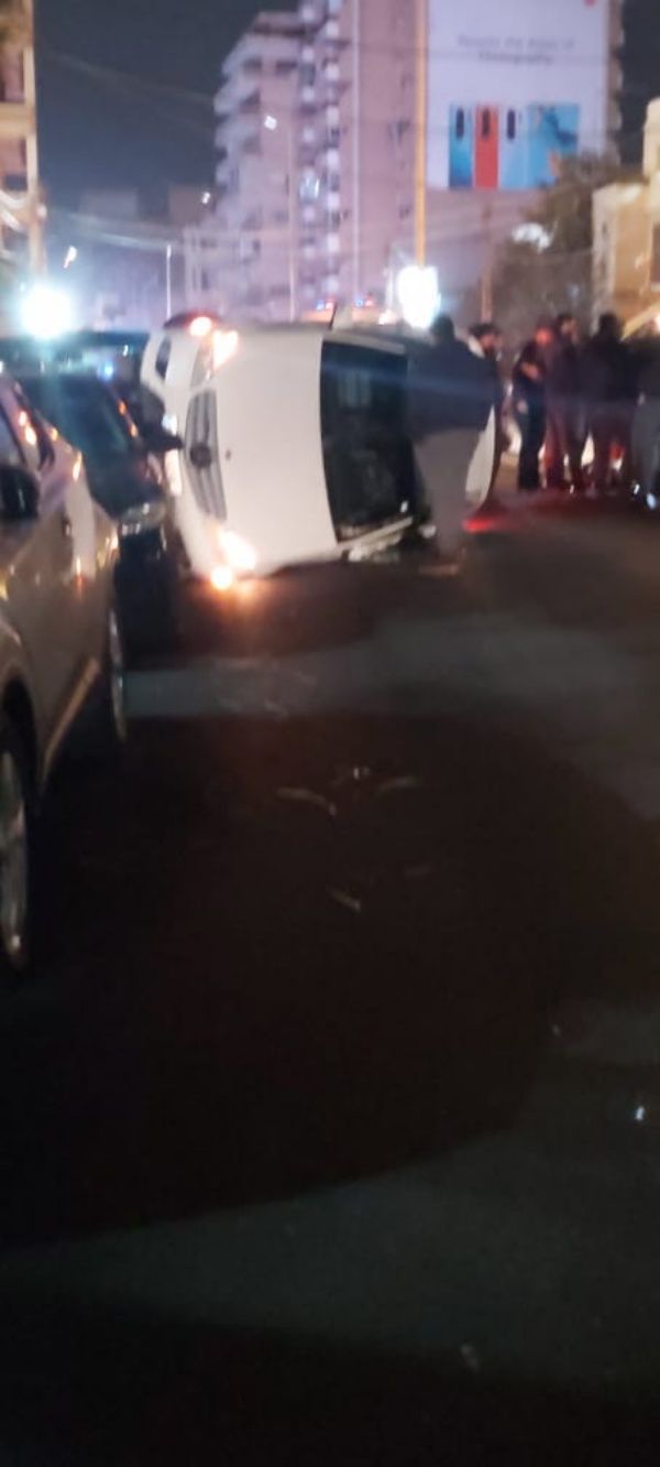 إنقلب سيارة  امام منزل الكتور عبد الرحمن نزية البزري-صيدا