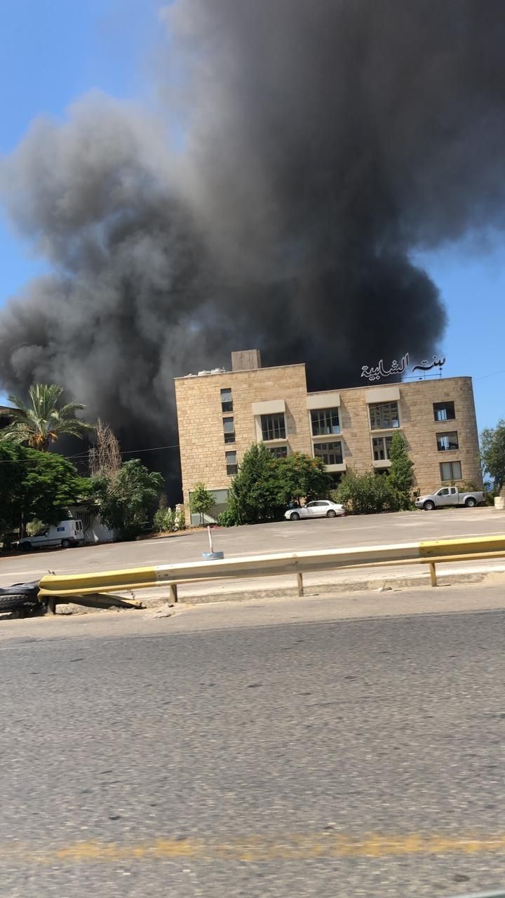 حريق كبير داخل مجمع سياحي في جبيل
