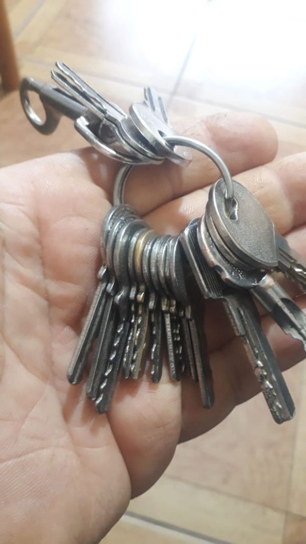 - وجد  مجموعة مفتايح على من يعرف لمن هذه لمفاتيح