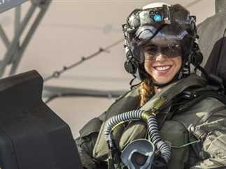 أول امرأة تقود طائرة الشبح المقاتلة في مشاة البحرية الأمريكية