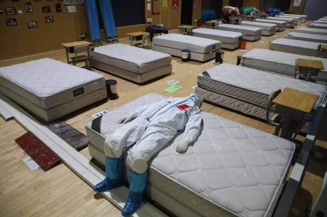 الليلة_الأخيرة في مستشفى جيانغهان المؤقت في ووهان ويرقد الدكتور جيانغ وينيانغ على السرير في غرفة فارغة منهكًا ولكن #مرتاحًا بعد #نجاحه في #المعركة مع الوباء القاتل