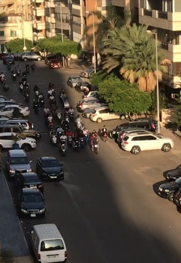 .وصول عدد من الدرجات النارية للتظاهر الى أمام منزل الرئيس المكلّف حسّان دياب في تلة الخياط(فيديو))