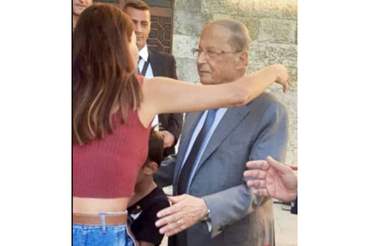 بملابس مثيرة.. رئيس دولة عربية يترك مكتبه ليلتقط صورة مع فنانة شهيرة