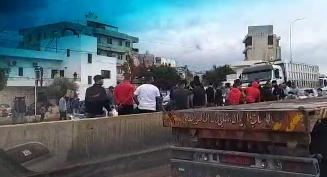.الجيش يعيد فتح أوتوستراد الناعمة بالإتجاهين بعد إقفاله من قبل المتظاهرين - 