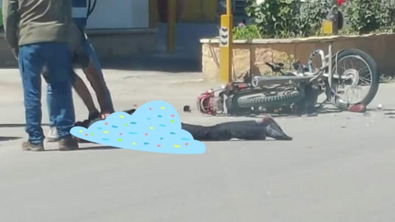 سيارة مسرعة تصدم الشاب من التابعية السورية وهروب السائق الذي صدم صاحب الدراجة