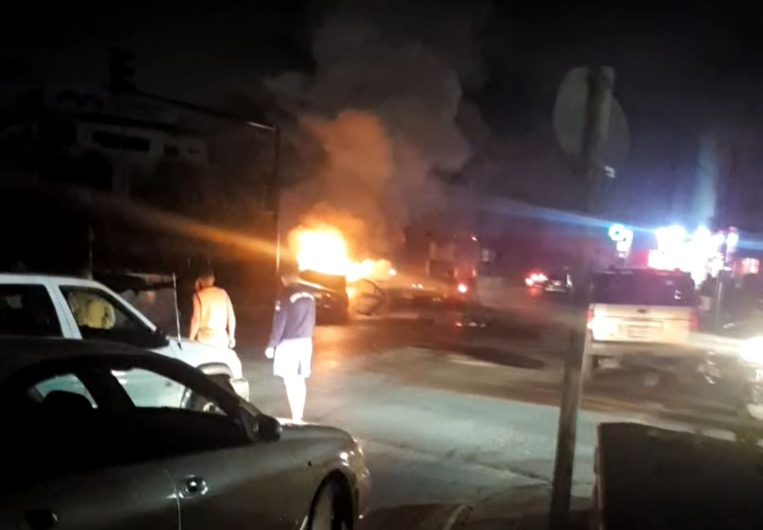 حادث سير عند مثلث خلدة واشتعال النيران بسيارة مساء أمس
