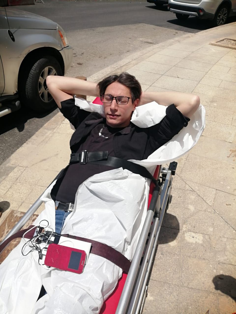 الإعلامي خالد عياد يتعرض لحادث صدم من سيارة مسرعة ويصاب بجروح ورضوض كبيرة في جسده .