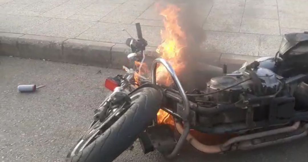 *إحراق دراجة تابعة لقوى الأمن الداخلي في ساحة الشهداء*    