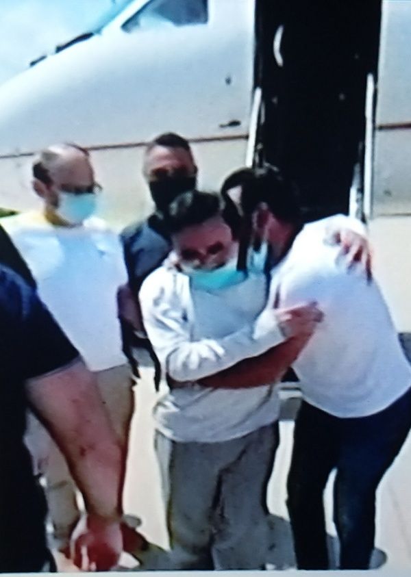 وصول رجل الأعمال اللبناني الذي كان معتقلاً في الولايات المتحدة قاسم تاج الدين إلى مطار بيروت