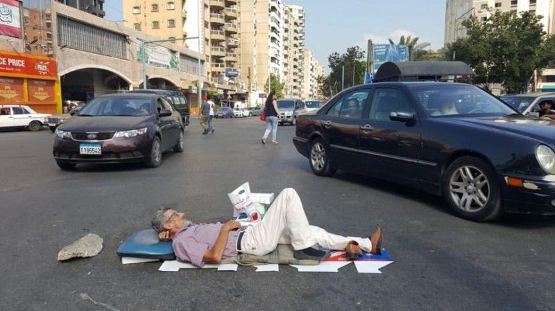 المواطن  فادي ابراهيم  افترش الارض وسط ساحة النور بطرابلس صباح اليوم احتجاجاً على الاوضاع المعيشية