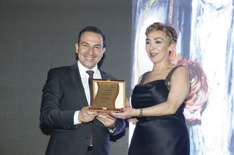 وزير الثقافة كرم الفنانة التشكيلية الدكتورة ديما رعد بجائزة 