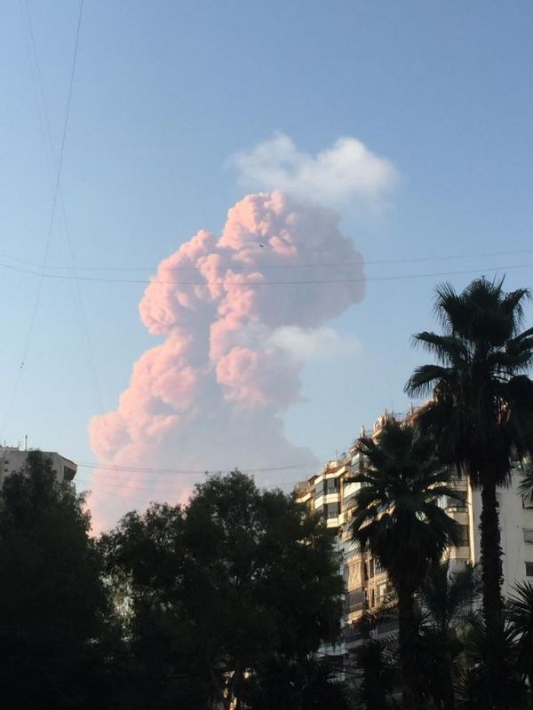 معلومات اولية تشير الى ان الانفجار نجم عن انفجار مفرقعات نارية في العنبر رقم 12 في مرفأ بيروت