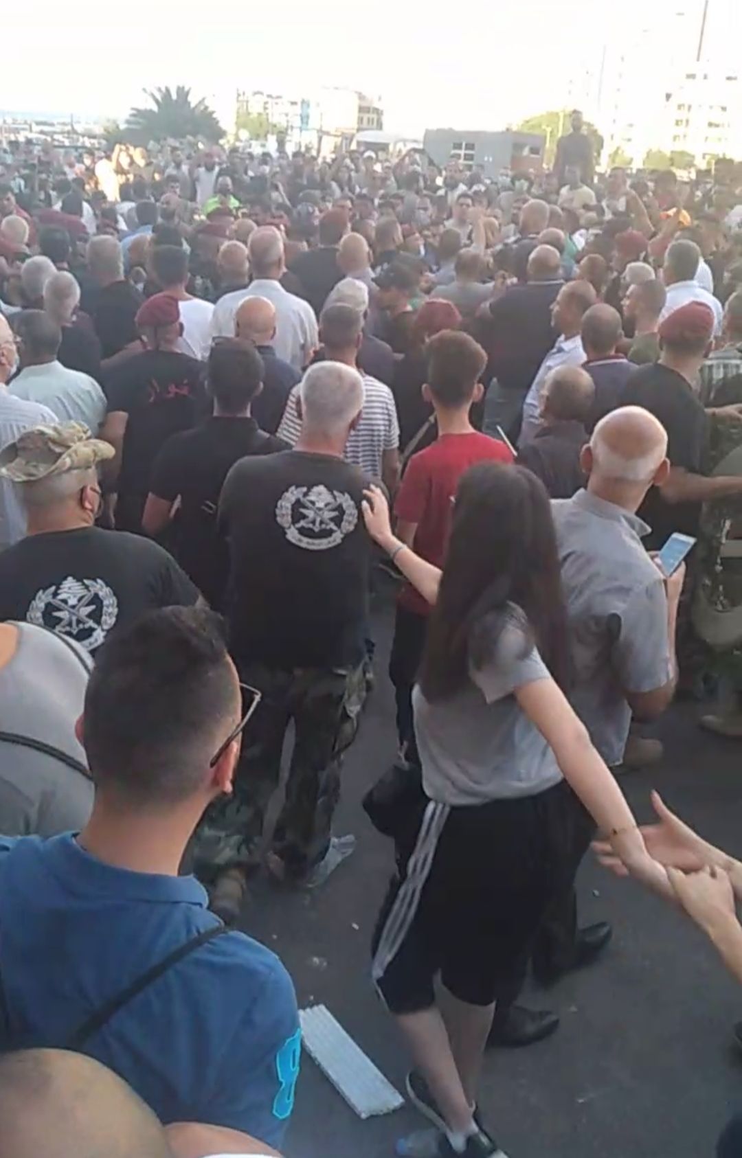 سحب اسلحة بين المتظاهرين(فيديو)