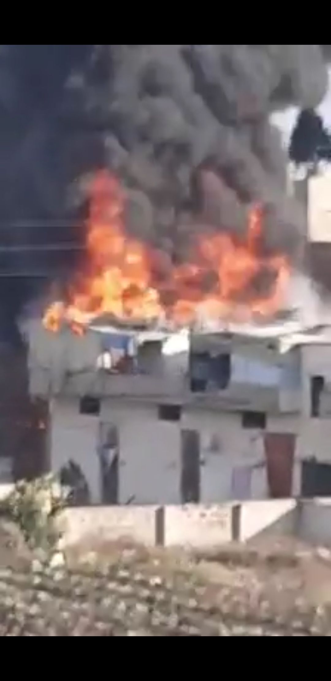 حريق كبير يلتهم منازل وخيم النازحين السوريين في العاقبية جنوب لبنان ، والدفاع المدني يحاول إخماد النيران..(*فيديو)