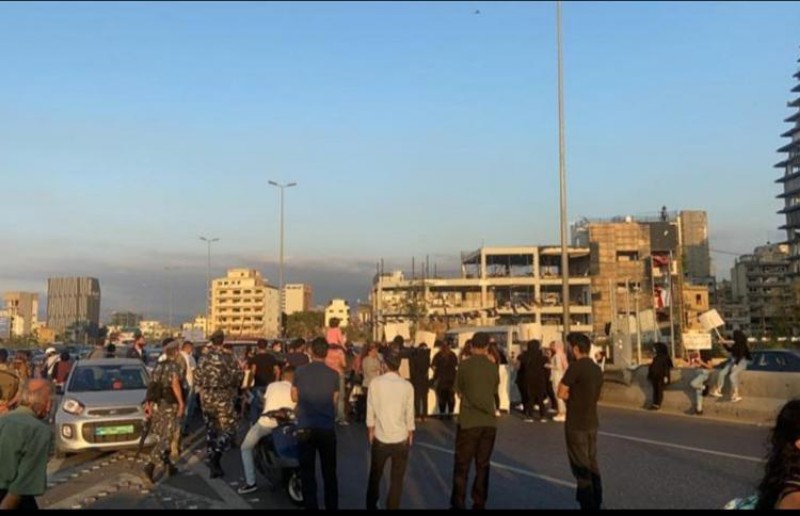 أهالي ضحايا مرفأ بيروت يقفلون الطريق في محيط اوتوستراد شارل الحلو بالقرب من تمثال المغترب اللبناني.*