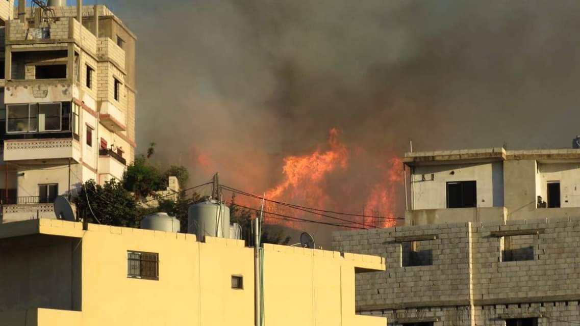 حريق هائل في جبل الحليب والدفاع المدني الفلسطيني يعمل على السيطرة عليه