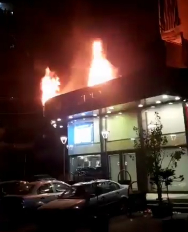 بالفيديو..‏اندلاع حريق في مبنى شركات الأمان للتسليف في بئر العبد.