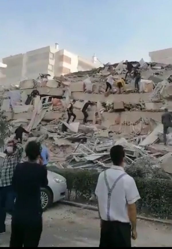 بالفيديو..زلزال غرب تركيا تسبب في تهدم عدد من المباني السكنية بالكامل في مدينة أزمير