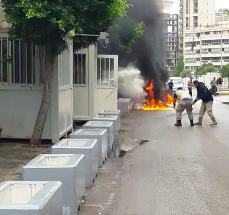 بالفيديو..شخص قام بإحراق نفسه امام الضمان في منطقة بئر حسن