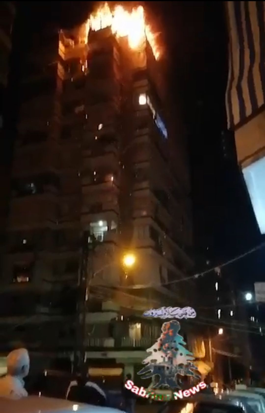 اندلاع حريق هائل في شقة باحد المباني السكنية في زقاق البلاط   تتواصل جهود فرق الإطفاء فى بيروت لإخماد 