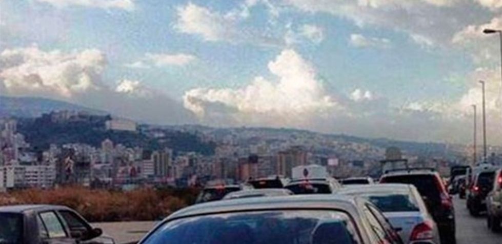 إقفال مسلكي اوتوستراد كازينو لبنان من قبل أصحاب الحانات والملاهي احتجاجا على توقف اعمالهم*