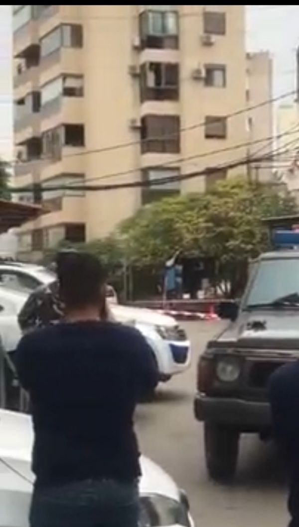 ‏العثور على قنبلة هجومية مرمية على جانب الطريق العام في سن الفيل و الخبير العسكري يضرب طوقاً أمنياً