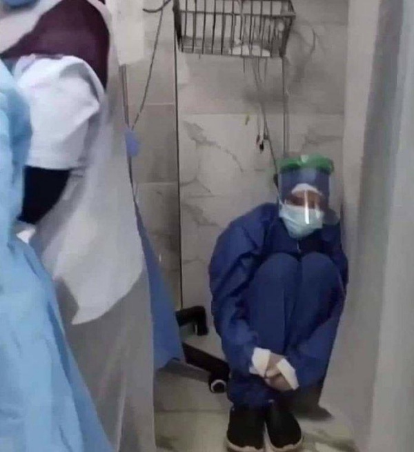 صورة محزنة جدا لممرضة تجلس في زاوية غرفة بالعناية المركزة في مستشفى الحسينية المركزي - مصر،