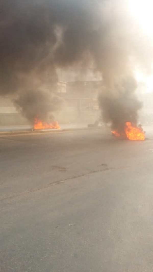 حرق اطارات و تسكير طريق قرب الضمان في منطقة الشويفات.