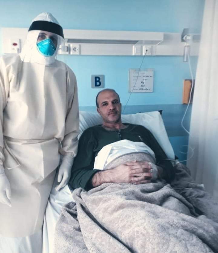 حمد يتابع عمله في ألمستشفى .... رغما عن 