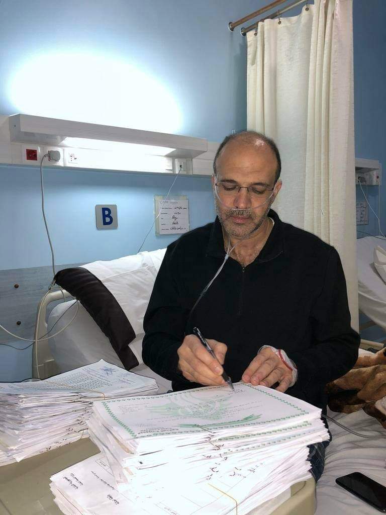 صورة للوزير حمد حسن في المستشفى اليوم خلال متابعته للملافات المتعلقة بالوزارة..  الله يقويك 