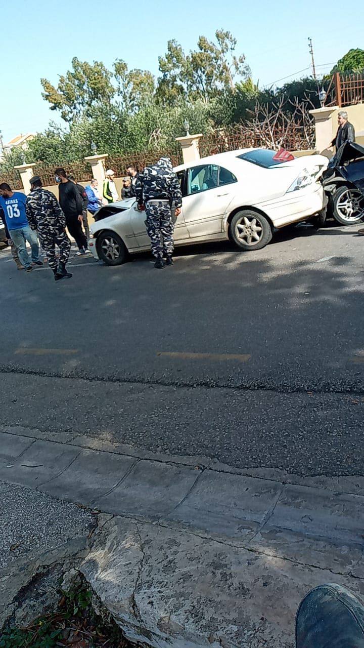 بالصورة : 3 جرحى بحادث سير على طريق عام حناويه - صور