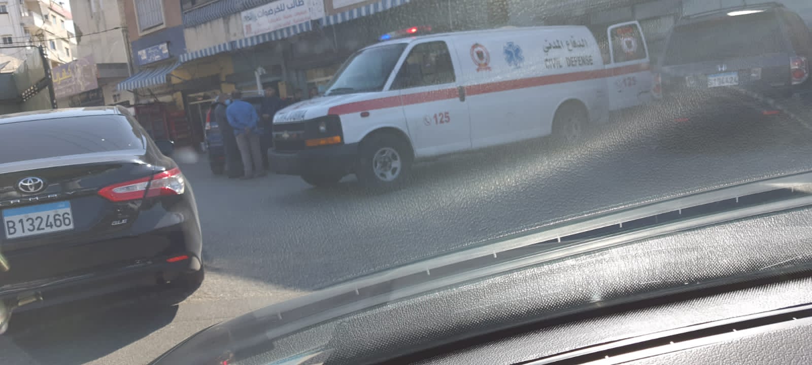 عمل عناصر الدفاع المدني اللبناني في صور على نقل جريحة نتيجة حادث صدم بواسطة سيارة عند مفرق معركة ، وتم نقلها إلى مستشفى جبل عامل للمعالج