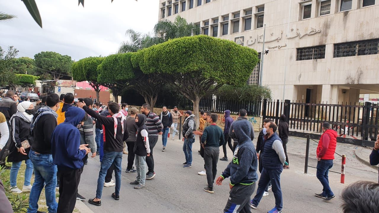 محاولات لفتح بوابة سراي صيدا من قبل المتظاهرين