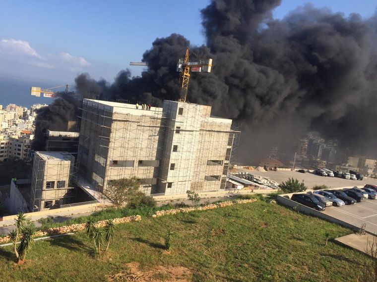 اندلع حريق كبير في مبنى ثكنة قوى الأمن الداخلي في منطقة عرمون.
